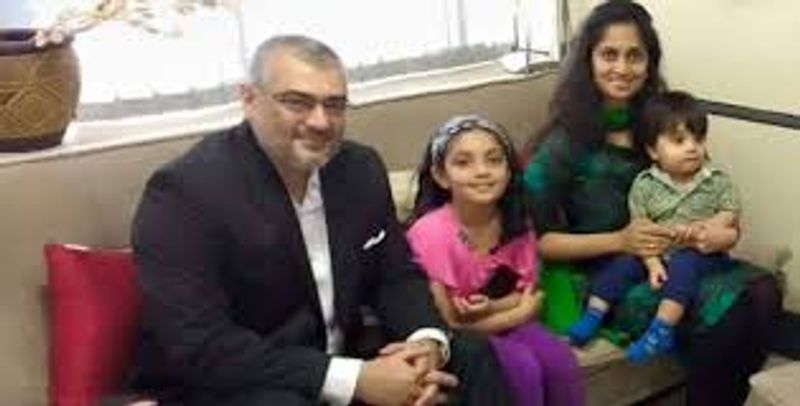 அஜித் தன்னுடைய மகள் அனோஷ்கா, மனைவி ஷாலினி மற்றும் மகன் ஆத்விக்குடன் இருக்கும் அல்டிமேட் புகைப்படம்.