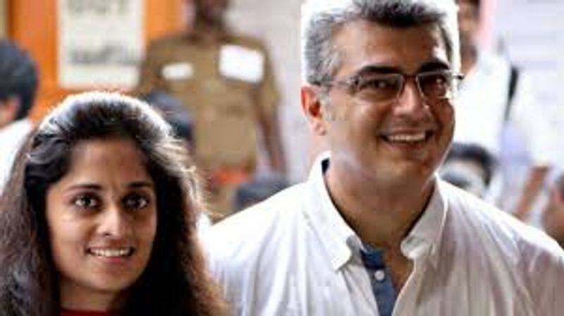 In Lockdown Time Thala Ajith and Shalini Travel car with mask video going viral