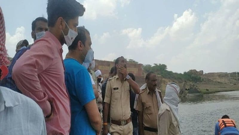 बता दें कि नरेश गुप्ता लंबे समय से कैंसर बीमारी से जूझ रहे थे, बीमारी ठीक ना होने के चलते वह तनाव में रहने लगे थे। जिसके चलते उन्होंने मंगलवार रात चंबल नदी में छलांग लगा दी।