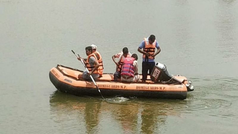 स्थानीय लोगों ने पुलिस को बताया कि नरेश गुप्ता की पत्नी की मौत एक सड़क हादसे में करीब चार साल पहले हो चुकी है। पत्नी की मौत के बाद से नरेश गुप्ता परेशान चल रहे थे। 