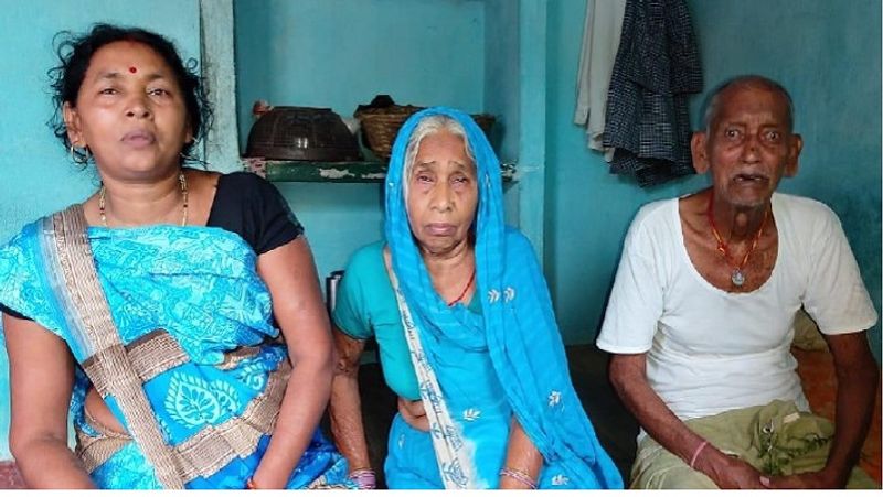 বৃহস্পতিবার সকালে হাবিলদার সুনীল কুমারের ফুলে ঢাকা দেহ নিয়ে যাওয়া হয় পাটনা শহর থেকে ৩০ কিলোমিটার দূরে তাঁর গ্রামের বাড়িতে। সেখানে তখন ছেলেক শেষ দেখা দেখতে অপেক্ষা করছিলেন বৃদ্ধ বাবা-মা। স্বামীর মৃত্যুর খবর পাওয়ার পর থেকেই জ্ঞান হারাচ্ছেন স্ত্রী।
