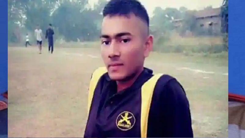 शहीद के घर पहुंचे आसपास गांवों के भी लोगों की आंखें नम हैं। वे गम और गर्व के साथ ये चर्चा करते दिखे कि बेटे के सिर पर सेहरा बांधने की तैयारी चल रही, लेकिन अब तिरंगे में लिपटा उसका पार्थिव शरीर आएगा।
