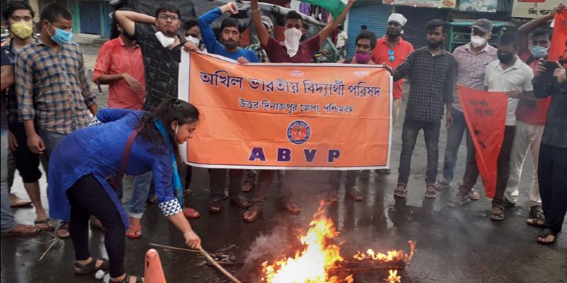 সরকারি সূত্রের দাবি, দু'দেশের সেনার সংঘর্ষে কোনও আগ্নেয়াস্ত্র ব্যবহার করা হয়নি। তাঁবু সরানোর কথা বলতে অতর্কিতে উঁচু জায়গা থেকে পাথর বৃষ্টি শুরু করে চিনের সেনাবাহিনী।