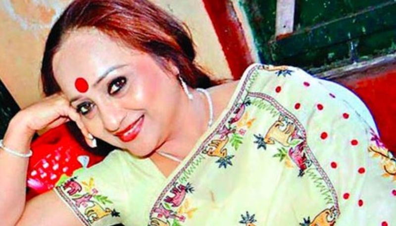 ঋতুপর্ণ ঘোষ পরিচালিত এই ছবিতে কিরণ খেরের চরিত্রের ডাবিংটি করেছিলেন প্রয়াত অভিনেত্রী রীতা কয়রাল। তবে পরিচালক তাঁকে বারণ করে দিয়েছিলেন তিনি যেন কাউকে না বলেন যে তিনি ডাবিং করেছেন।