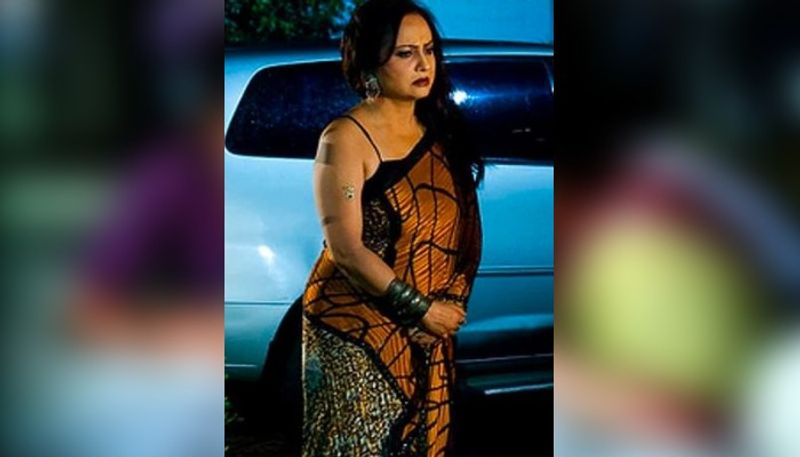 পাশাপাশি এও বলেন, সেই অতিরিক্ত বিপুল অঙ্কের টাকাটা রীতা একটি শর্তেই পাবেন। তিনি সংবাদমাধ্যমে বলতে পারবেন না, যে ডাবিংটি তিনি করেছেন।