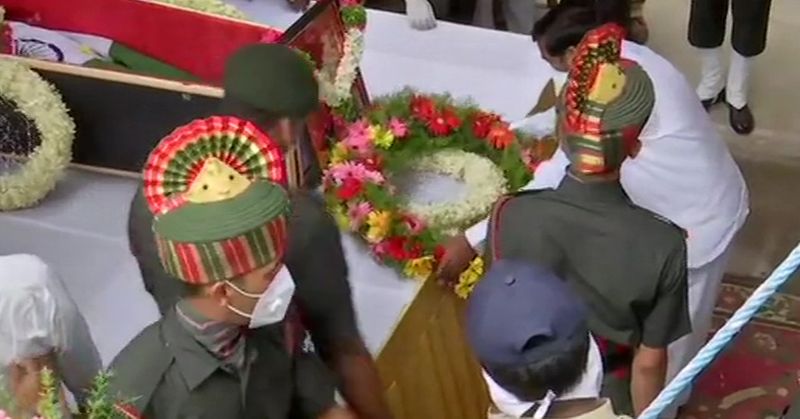 तेलंगाना के सूर्यापेट के रहने वाले संतोष बाबू बिहार रेजीमेंट के कमांडिंग ऑफिसर थे। परिवार में माता-पिता के अलावा दो बच्चे और पत्नी हैं। उनकी पत्नी अपने एक बेटे और एक बेटी के साथ दिल्ली में रहती हैं।
