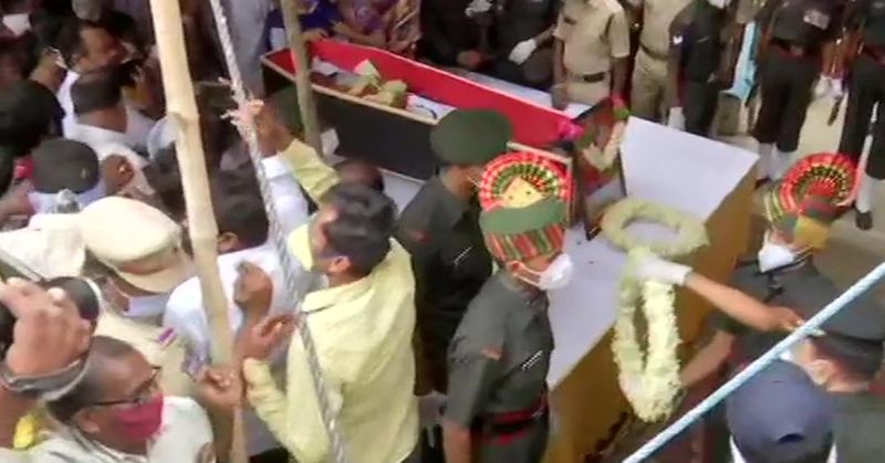 संतोष बाबू के पिता रिटायर्ड बैंक अधिकारी हैं। शहादत से पहले संतोष बाबू की पोस्टिंग हैदराबाद होने वाली थी। संतोष बाबू की पहली पोस्टिंग जम्मू-कश्मीर में थी।
