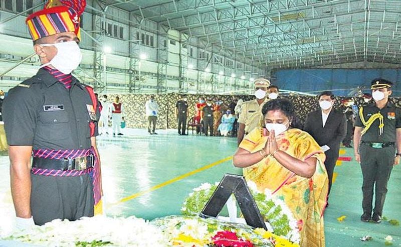 शहीद संतोष बाबू को श्रद्धांजलि अर्पित करती हुई राज्यपाल तमिलिसाई सौंदरराजन।