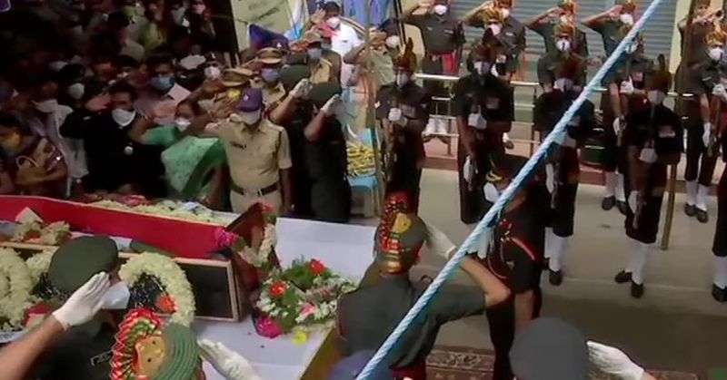 कमांडिंग ऑफिसर कर्नल संतोष बाबू को गार्ड ऑफ ऑनर दिया गया। 