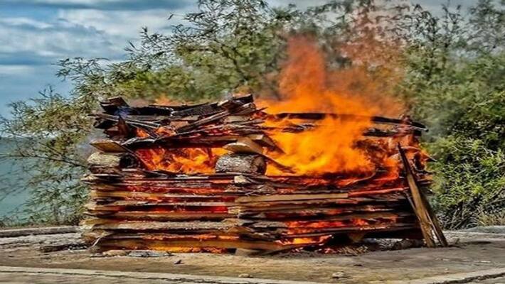 Son body was kept on pyre father saw the dead body shaking kpl Son body was kept on pyre father saw the dead body shaking kpl