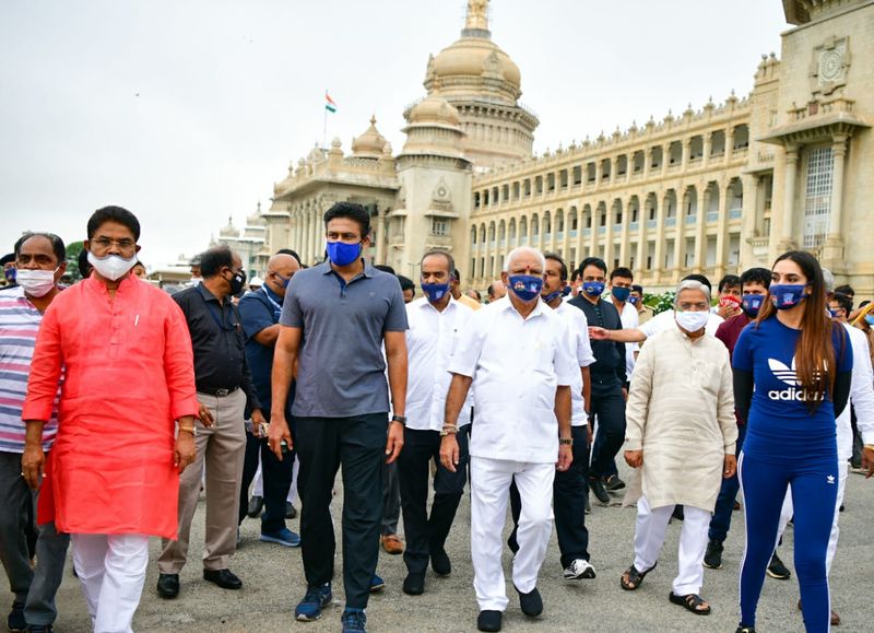 ಕಾರ್ಯಕ್ರಮದಲ್ಲಿ ಸಾಮಾಜಿಕ ಅಂತರವನ್ನೂ ಕಾಯ್ದುಕೊಂಡಿರಲಿಲ್ಲ.