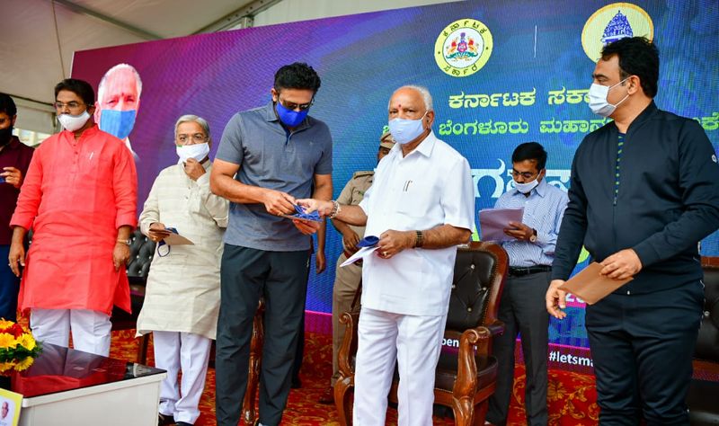 ನಟಿ ರಾಗಿಣಿ ಮಾತನಾಡಿ, ಜನ ಮಾಸ್ಕ್, ಸಾಮಾಜಿಕ ಅಂತರ ಪಾಲನೆ ಕಮ್ಮಿ ಮಾಡಿದ್ದಾರೆ. ಎಲ್ಲರೂ ಸೀರಿಯಸ್ಸಾಗಿ ಮಾಸ್ಕ್ ಹಾಕಬೇಕು, ಸಾಮಾಜಿಕ ಅಂತರ ಪಾಲಿಸಬೇಕು. ಹೋಮ್ ಮೇಡ್ ಮಾಸ್ಕ್ ಉತ್ತಮ. ಮಾಸ್ಕ್ ಬದುಕಿನ ಭಾಗವಾಗಬೇಕು. ಮಾಸ್ಕ್ ಹಾಕೋದ್ರಿಂದ ನಮಗೂ ಒಳ್ಳೇದು ಬೇರೆಯವರಿಗೂ ಒಳ್ಳೇದು ಎಂದಿದ್ದಾರೆ.