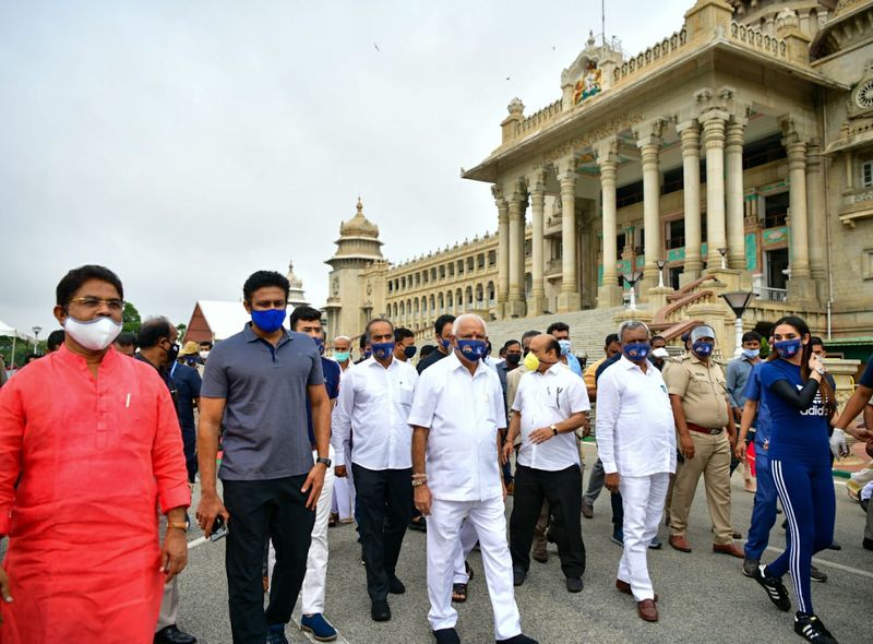 ಇಂದು ಮಾಸ್ಕ್ ಡೇ ಎಂದು ಆಚರಿಸಲಾಗುತ್ತಿದ್ದು, ಸಿಎಂ ಬಿ. ಎಸ್. ಯಡಿಯೂರಪ್ಪ ಅವರಿಗೆ ಕ್ರಿಕೆಟರ್ಸ್, ಸಿನಿಮಾ ತಾರೆಯರು ಸಾಥ್ ನೀಡಿದ್ದಾರೆ.