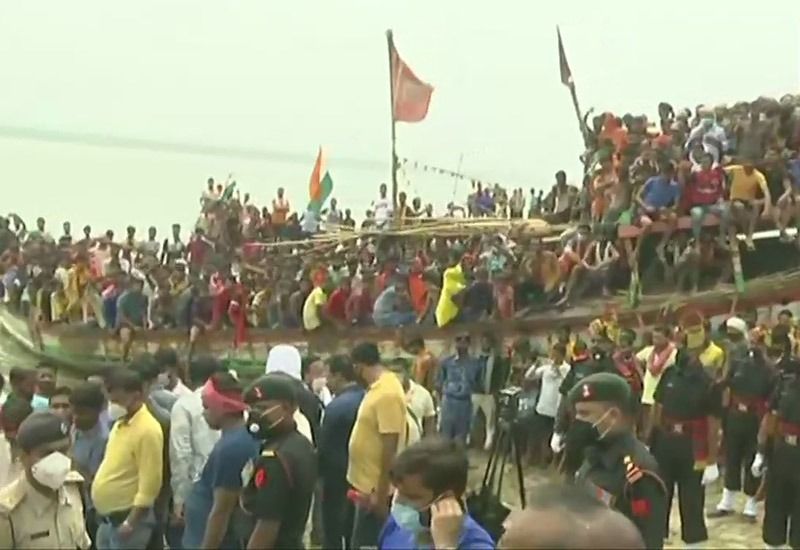 ভারত মাতার বীর যোদ্ধাকে শেষ শ্রদ্ধা জানাতে ভিড় উপড়ে পড়েছিল পাটনা শহরে। উপস্থিতি ছিলেন পাটালিপুত্রের বিজেপি সাংসদ কৃপাল যাদব।