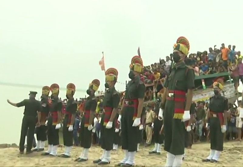 শেষকৃত্যের আগে গঙ্গার ঘাটে হাবিলদার সুনীল কুমারকে গার্ড অফ অনারও দেওয়া হয়।
