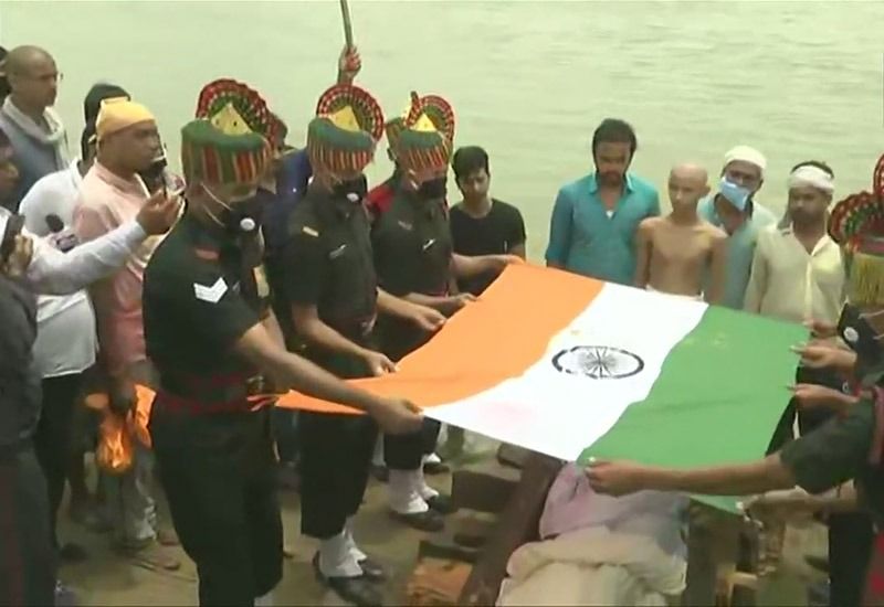 ভারত মাতাকে রক্ষা করতে গিয়ে প্রাণ দিয়েছেন সুনীল। জাতীয় পতাকায় ঢেকেই শেষ বিদায় জানান হল এই বীর যোদ্ধাকে।