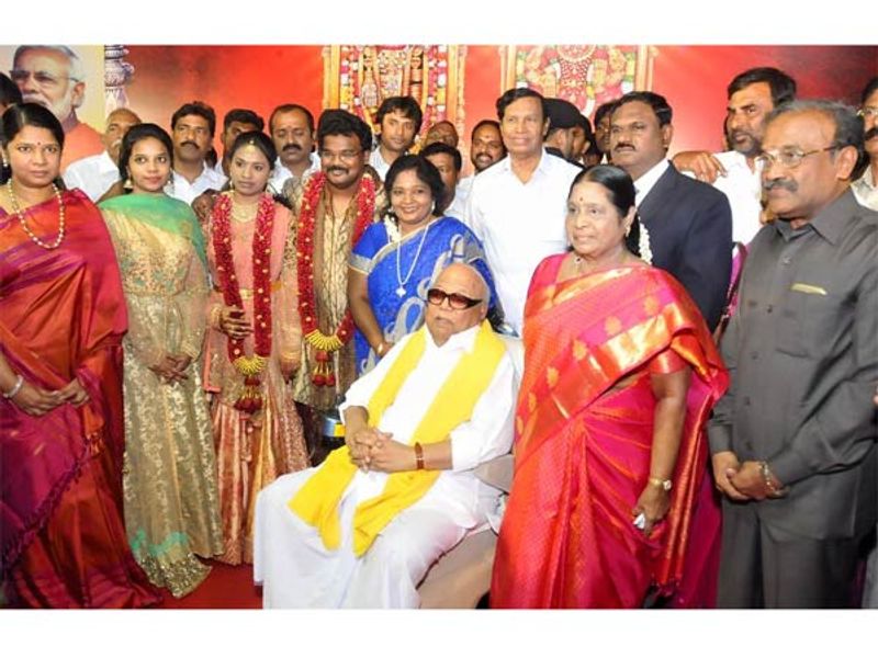திமுக தலைவர் கருணாநிதி நேரில் வந்து மணமக்களை வாழ்த்திய புகைப்படம்.