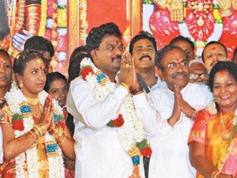 தமிழர் பண்பாட்டின் படி கையெடுத்து கும்மிட்டு அனைவரையும் வரவேற்கும் தமிழிசை குடும்பம்.