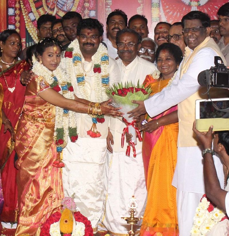 இவர்களுடைய திருமணத்தில், பாமக இளைஞர் அணி தலைவர் அன்புமணி , திமுக தலைவர் ஸ்டாலின், இலகணேசன், உள்ளிட்ட பலர் கலந்து கொண்டனர். அதே போல் அப்போதைய முதலமைச்சர் ஜெயலலிதாவின் சார்பில் மணமக்களுக்கு பரிசுகளும் வழங்கப்பட்டது.
