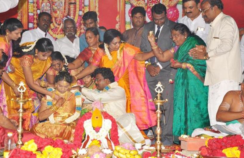 கெட்டி மேளம் கொட்ட... மணமகள் திவ்யா கழுத்தில் தாலி காட்டும் மணமகன் சுகந்தன். ஒவ்வொருவர் வாழ்க்கையிலும் மறக்க முடியாத அந்த தருணம் இது.