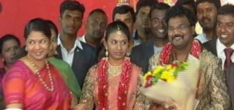 எம்.பி கனிமொழி நேரில் வந்து மணமக்களை வாழ்த்து பூ கொத்து கொடுத்து வாழ்த்திய போது எடுக்கப்பட்ட புகைப்படம்.