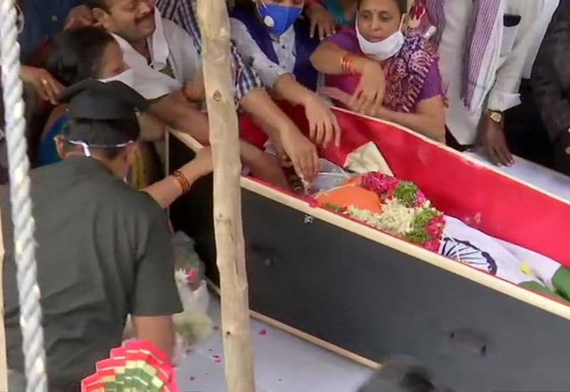 সন্তোষবাবুর নেতৃত্বেই ভারতী সেনাবাহিনীর ছোট্ট একটি দল কথা বলতে গিয়েছিলেন গ্যালওয়ানে দখল করে থাকা চিনা সেনাদের সঙ্গে। সেনাবাহিনীর সূত্রের খবর নিরস্ত্র অবস্থাতেই টহল দেওয়ার জন্য গিয়েছিলেন তাঁরা।
