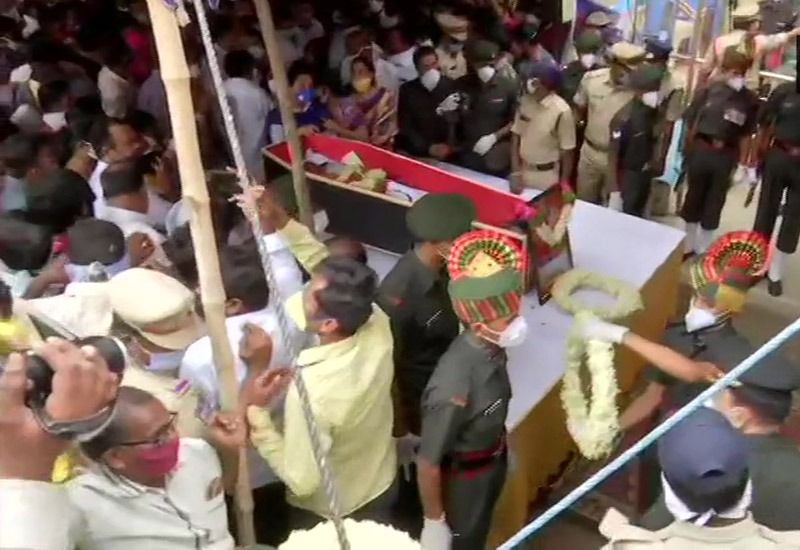 সন্তোষবাবু কথা শোনেনি চিনা সেনা। উল্টে পাল্টা হিংসাত্মক ভূমিকায় অবতীর্ণ হয়েছিল বলেই সেনা সূত্রের খবর। সোমবারই চিনা সেনাদের মারে গুরুতর জখম হয়েছিলেন সন্তোষবাবু। পরে তাঁর মৃত্যু হয় সেনা সূত্রের খবর। 