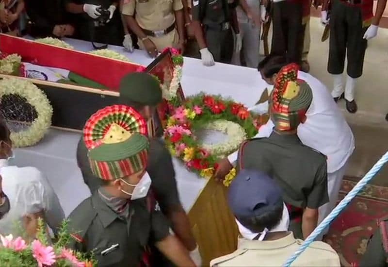তেলাঙ্গনার সূর্যপেটের বিদ্যানগর এলাকার বাসিন্দা ছিলেন। একালায় যথেষ্ট জনপ্রিয় ছিলেন কর্নেল। বৃহস্পতিবার কর্নেল সন্তোষবাবুর কফিন বন্দি নিয়ে যাওয়া হয় তাঁর জন্মস্থানে। শ্রদ্ধা জানাতে প্রচুর মানুষ ভিড় জমান। 