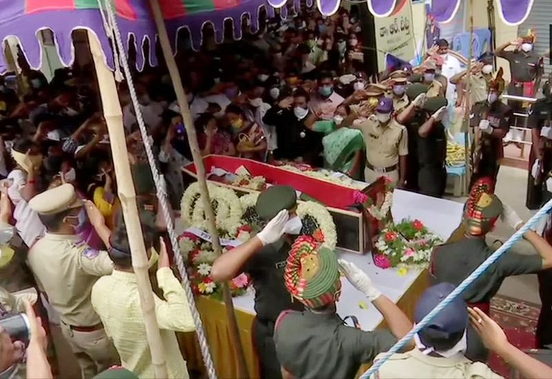 প্রিয় কর্নেলকে শেষবারের মত একবার ছুঁয়ে দেখার আর্তি নিয়েই জড়ো হয়েছিলন স্থানীয়রা। সন্তোষ বাবুকে শ্রদ্ধা জানাতে রাস্তার দুধারে ছিল শোকাতুর মানুষের ভিড়। 