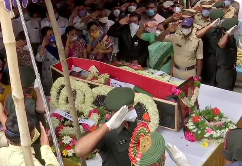 করোনা সংক্রমণ উপেক্ষা করেই লকডাউনের মধ্যে বহু মানুষ এদিন রাস্তায় নেমেছিলেন প্রিয় কর্নেলকে শ্রদ্ধা জানাতে।
