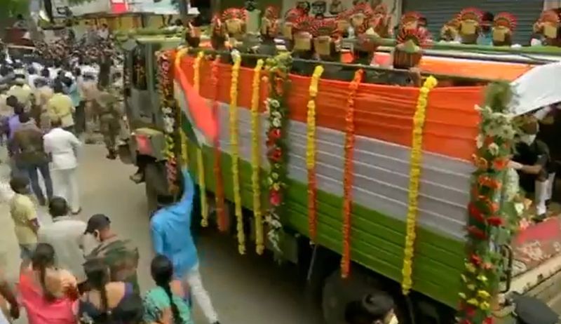 ভারতীয় সেনাবাহিনীর তরফ থেকে গার্ড অব অনার দেওয়া হয় শহিদ কর্নেল সন্তোষ বাবুকে।
