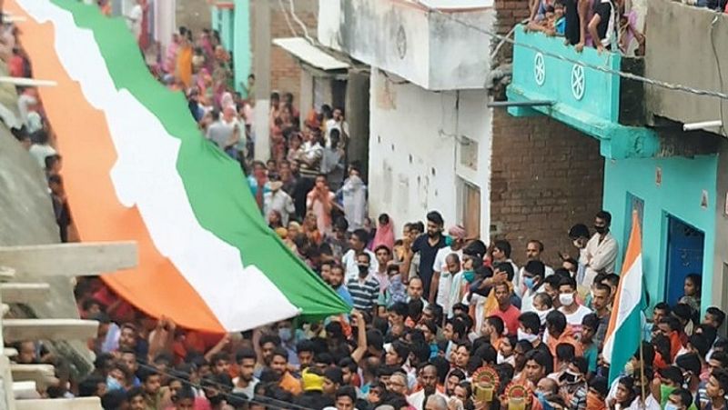 दानापुर से बिहटा आने के दौरान बड़ी संख्या में लोग एकत्रित होते गए। ग्रामीणों शहीद के शव के साथ ही 300 मीटर का झंडा भी लेकर चल रहे थे।