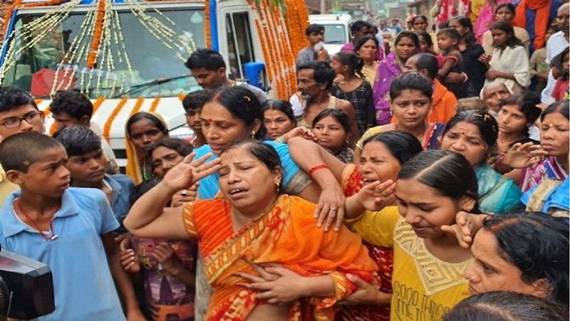 मनेर स्थित गंगा घाट के लिए करीब 15 किलोमीटर की अंतिम यात्रा में शहीद के पार्थिव शरीर के साथ हजारों की संख्या में लोग चल रहे थे। रास्ते में लोगों ने पार्थिव शरीर पर फूल बरसाए। इस दौरान लोगों ने शहीद सुनील भैया अमर रहें और हिंदुस्तान जिंदाबाद के नारे लगाए। लोगों ने चीनी सामानों के बहिष्कार का नारा भी बुलंद किया।