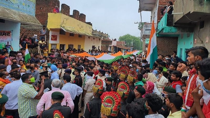 झंड़े को बड़ी संख्या में लोगों ने थामे रखा था। भारत माता की जय। वंदे मातरम, सुनील कुमार अमर रहें। जबतक सूरज-चांद रहेगा सुनील तेरा नाम रहेगा। जैसे नारे लगते रहे।