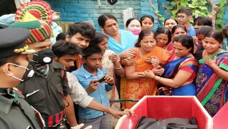 शहीद की पत्नी रीति कुमारी ने कहा कि सरकार चीन से मेरे पति की शहादत का बदला ले। लोग चीन के सामानों का बहिष्कार करें। चीन सीमा पर हमारे सैनिकों की जान ले रहा है और पैसे कमाने के लिए यहां सामान बेच रहा है। भारत में चीन का कोई प्रोडक्ट नहीं बिकना चाहिए।