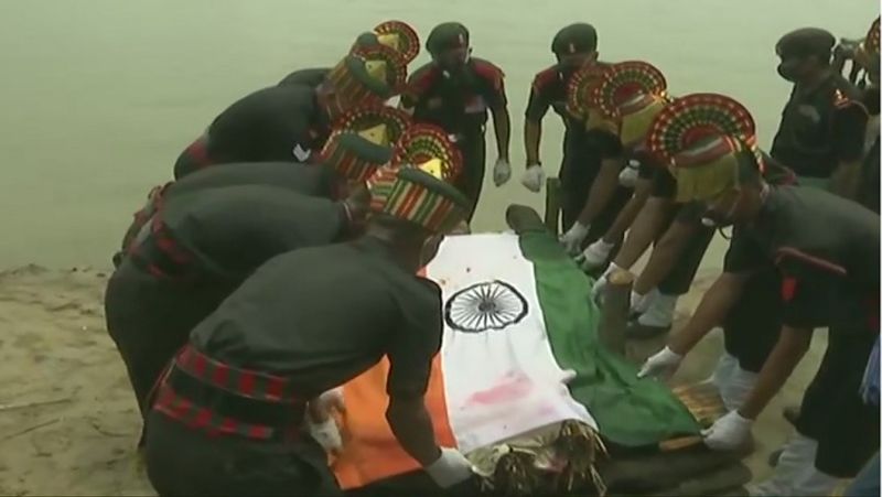 शहीद के बड़े भाई अनिल कुमार भी अवकाश प्राप्त सेना के जवान हैं। सुनील कुमार के पिता बासुदेव साव घर पर किराना की दुकान चलाते हैं, जबकि उनकी मां रुक्मिणी देवी गृहणी हैं। पिता की मौत के बाद बच्चों के साथ ही मां और बाप के आंसू नहीं रुक रहे हैं। बात-बात में स्वजन सुनील का जिक्र कर बिलख पड़ रहे हैं।