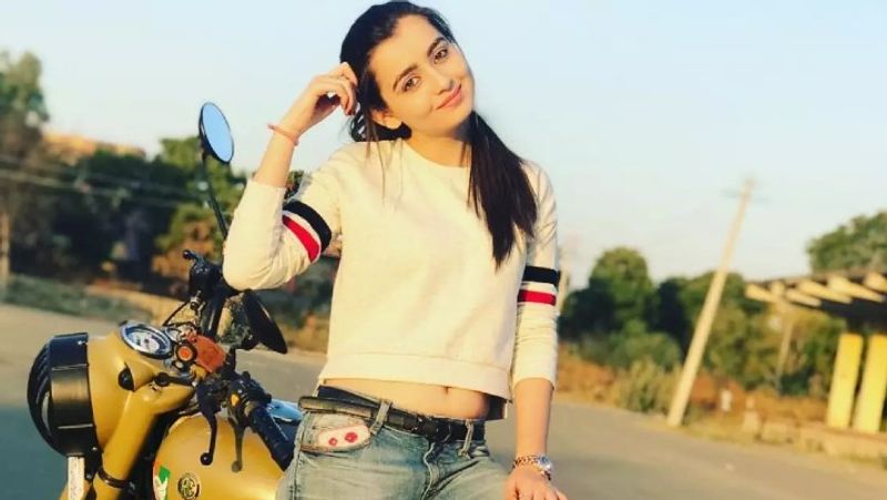 <p><br />
लॉकडाउन की वजह से किसी टीवी सीरियल की शटिंग नहीं चल रही थी, जिसके चलते वह अपने दमोह स्थित घर पर ही थी</p>