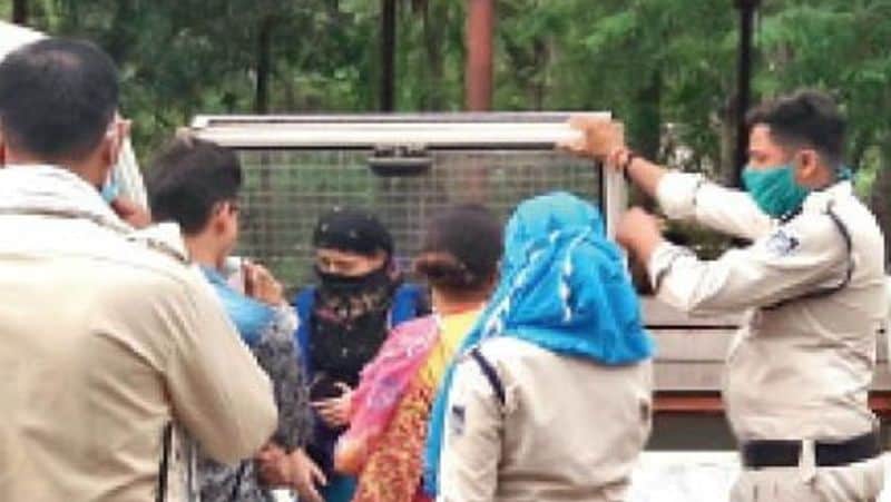 <p>पुलिस एक्ट्रेस चाहत पांडेय और उसकी मां भावना पांडेय को गिरफ्तार करती हुई।</p>