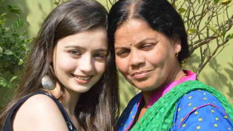 <p>अपनी मां भावना पांडेय के साथ एक्ट्रेस चाहत पांडेय।</p>