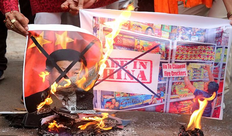 सीमा पर हिंसा की खबरें आने के बाद भारतीयों ने पूरे भारत में चीनी राष्ट्रपति शी जिनपिंग के चित्र जलाए। अब भारतीय चीनी प्रोडक्ट्स को पूरी तरह बैन करने की कोशिश में हैं। 