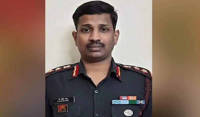 कर्नल बी संतोष बाबू सोमवार को लद्दाख सीमा पर टकराव के रूप में मारे गए पहले जवानों में से एक थे। उनकी मां मंजुला ने कहा: 'मैंने अपने बेटे को खो दिया, मैं इसे सहन नहीं कर सकती। लेकिन वह देश के लिए मर गया और इससे मुझे खुशी और गर्व होता है। 