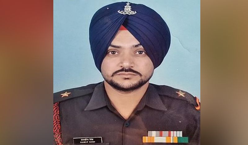 वहीं इस मुठभेड़ में नायब सूबेदार मनदीप सिंह भी शहीद हो गए। वो पंजाब के पटियाला के रहने वाले थे। 