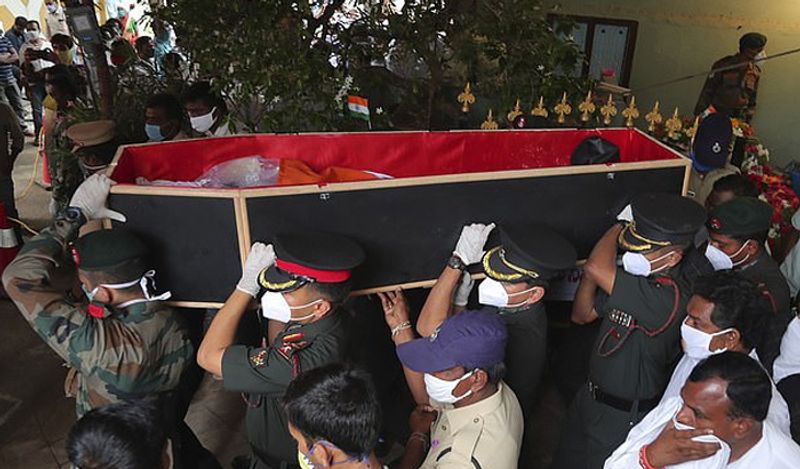 भारतीय सेना के अधिकारी गुरुवार को भारत के हैदराबाद से लगभग 90 मील की दूरी पर सूर्यपेट में कर्नल के अंतिम संस्कार के लिए बी संतोष बाबू के ताबूत को ले जाते हुए। 