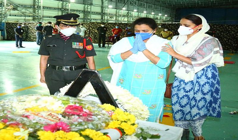 इस हमले में कर्नल बी संतोष बाबू शहीद हो गए। उनके ताबूत पर उनका सम्मान करते परिवार वाले। कर्नल बाबू की मां मंजुला ने न्यू इंडियन एक्सप्रेस को बताया, 'मैंने अपने बेटे को खो दिया, मैं इसे सहन नहीं कर सकती। लेकिन वह देश के लिए मर गया और इससे मुझे खुशी और गर्व होता है। ' उनके पिता बी उपेंद्र ने द टाइम्स ऑफ इंडिया से कहा: 'मैं हमेशा से जानता था कि एक दिन मैं वही सुन सकता हूं जो मैंने आज सुना, और मैं इसके लिए मानसिक रूप से तैयार था। 'हर कोई मर जाता है लेकिन देश के लिए मरना मेरे लिए सौभाग्य की बात है और मुझे अपने बेटे पर गर्व है।'
