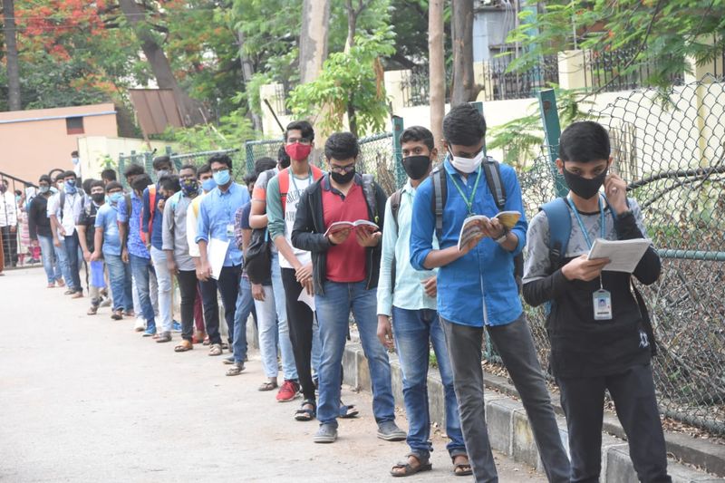 ಅಂತರ ಕಾಯ್ದುಕೊಂಡು ಸಾಲು ನಿಂತಿರುವ ವಿದ್ಯಾರ್ಥಿಗಳು