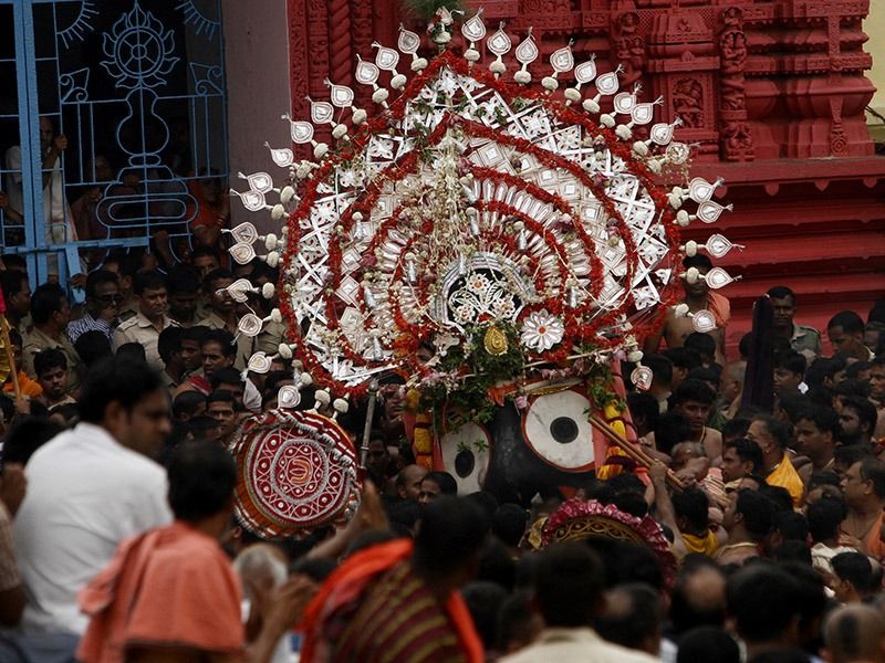 পদ্মপুরাণে বর্ণিত আছে, মালবরাজ ইন্দ্রদ্যুম্ন ছিলেন ভগবান বিষ্ণুর পরম ভক্ত৷ কৃষ্ণ তার ভক্ত রাজা ইন্দ্রদ্যুম্নের সম্মুখে আবিভূর্ত হয়ে পুরীর সমুদ্রতটে ভেসে আসা একটি কাষ্ঠখণ্ড দিয়ে তার মূর্তি নির্মাণের আদেশ দেন। মূর্তিনির্মাণের জন্য রাজা একজন উপযুক্ত কাষ্ঠশিল্পীর সন্ধান করতে থাকেন।