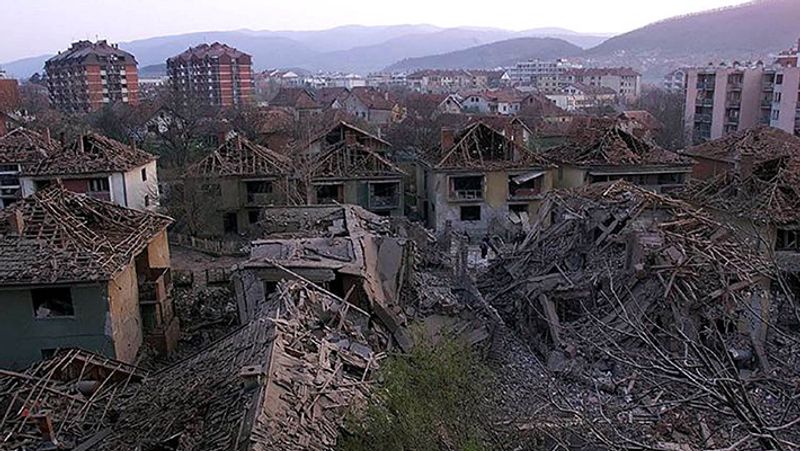 यह तस्वीर दक्षिणी सर्बिया के एक शहर की है। यहां जब 6 अप्रैल 1999 को उत्तरी अटलांटिक संधि संगठन (नाटो) ने हवाई हमला किया था।