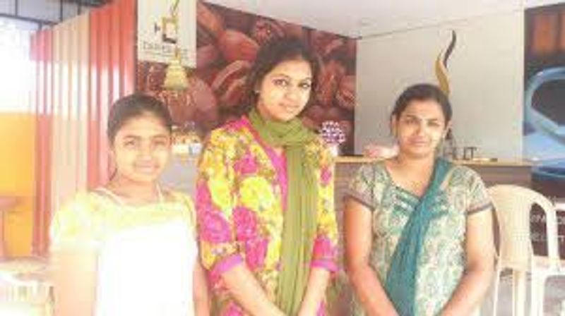 லஷ்மி மேனன் இளம் வயதில் அவங்க தோழிகள் கூட புகைப்படம் எடுத்து கொண்டார்கள் 