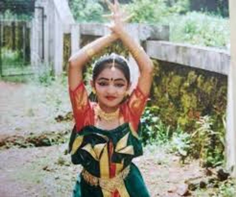 லட்சுமி மேனன் சிறுவயதில் பரதநாட்டியம் பயிற்சியின் பொது எடுக்க பட்ட அரிய புகைப்படம் 