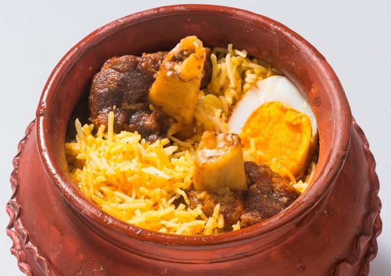 বিরিয়ানি না কন্টিনেন্টাল,কী পড়বে জামাইয়ের পাতে তা নিয়ে বেজায় কৌতুহলী জামাই। তবে করোনা আতঙ্ক তার উপর লকডাউন খানিকটা যেন বাঁধা হয়ে দাঁড়িয়েছে। যারা কাছে পিঠে রয়েছেন তারা কব্জি ডুবিয়ে শ্বশুরবাড়িতে খেতে যাবেন। 